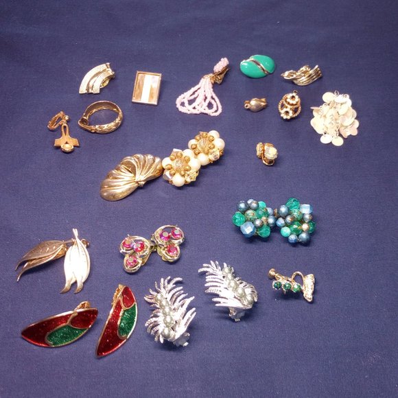 Estate Lot Vintage Jewelry 9 wearable pr Clip On Earrings, Sarah Cov, odd ones - Picture 2 of 2